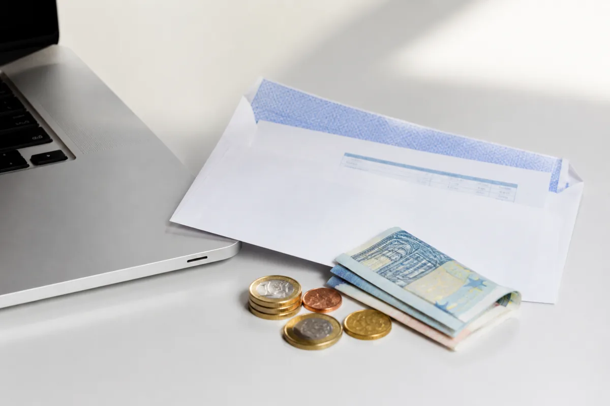 Minimalna plača 2026: bruto in neto znesek ter kaj pomeni za delodajalce